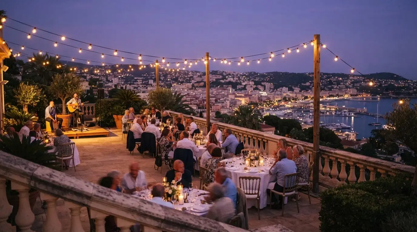 Il Roof Garden del Casinò di Sanremo allestito per una serata estiva con vista sulla città